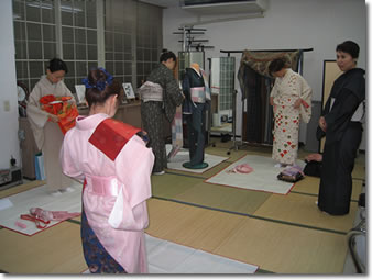 初心者着付けコースの様子